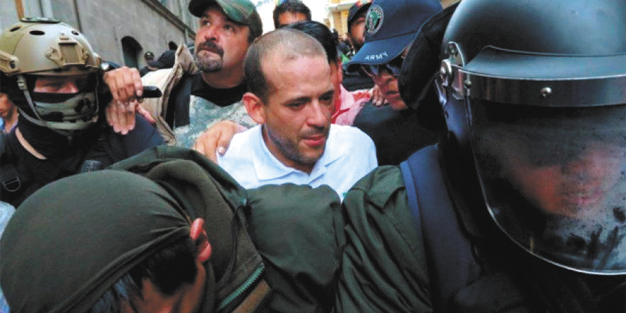 El gobernador Luis Fernando Camacho rumbo a dependencias policiales. (Foto: RRSS)