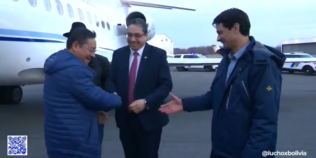 El presidente Luis Arce es recibido por la delegación boliviana a su llegada a Estados Unidos.