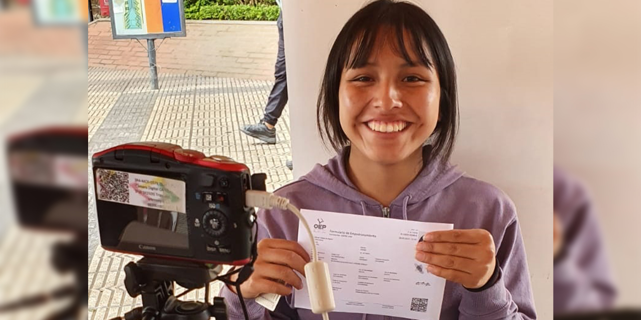 Una joven es empadronada para cumplir con su deber electoral. (Foto: OEP)