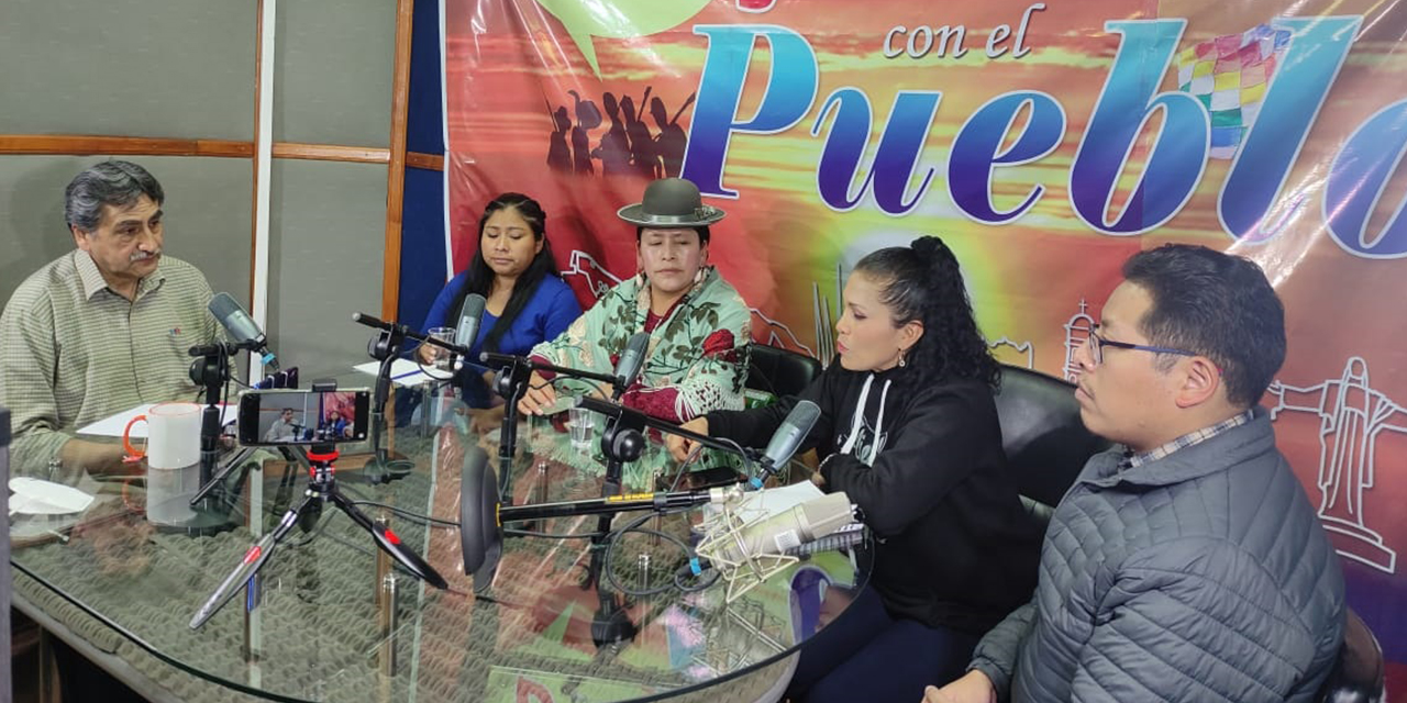 Los tres invitados en el set del programa de radio que se transmite por las RPO. (Foto: Dialogando con el pueblo)