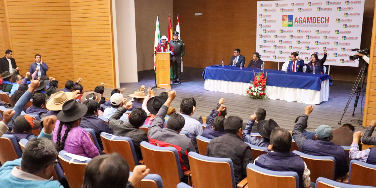 El presidente Luis Arce y el vicepresidente David Choquehuanca en el acto de aniversario de la Agamdech. 
