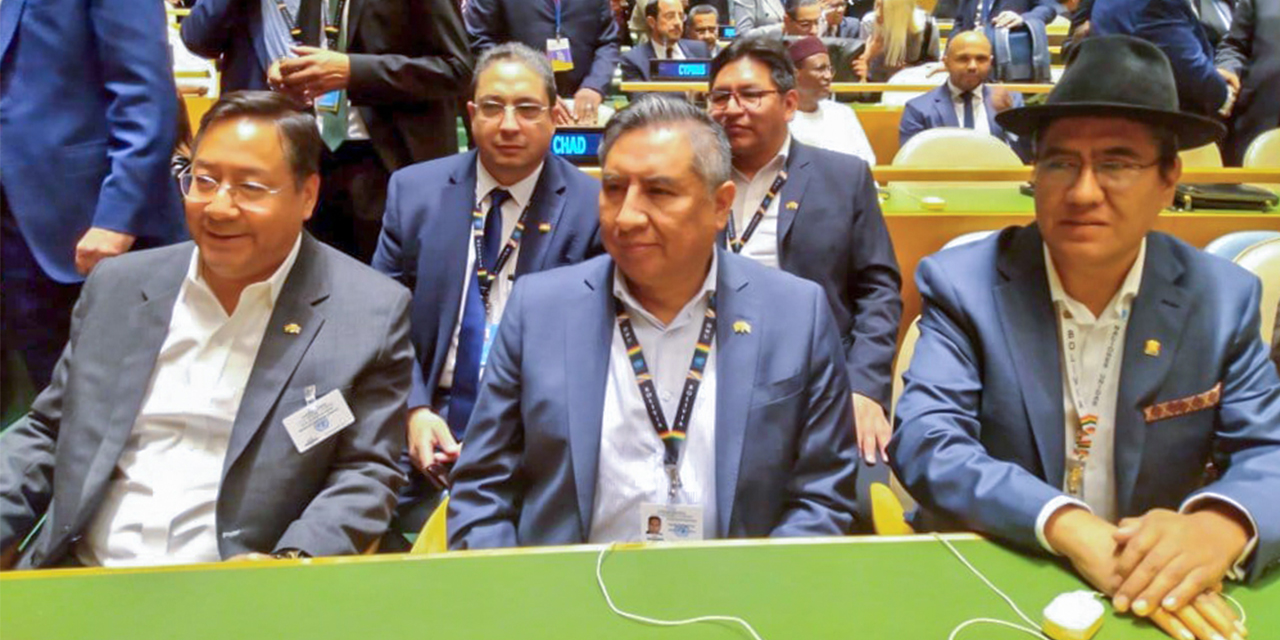 El canciller Rogelio Mayta, y el embajador de Bolivia ante la ONU, Diego Pary, en la Asamblea de las Naciones Unidas. | Foto: MRE 