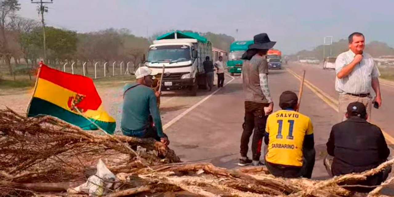 Bloqueo en la vía interdepartamental Cochabamba-Santa Cruz, en marzo de 2023. Foto: Unitel
