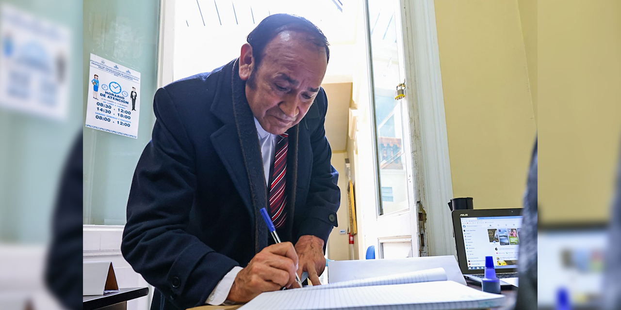 Edmundo Villalta Vera registra su postulación ante la Comisión Mixta de Constitución. Foto:  Cámara de Senadores