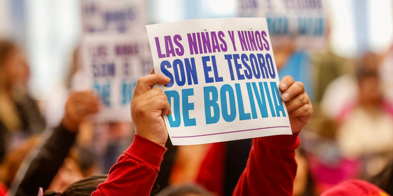 Un cartel en la presentación del anteproyecto de protección de la niñez. Foto: RRSS