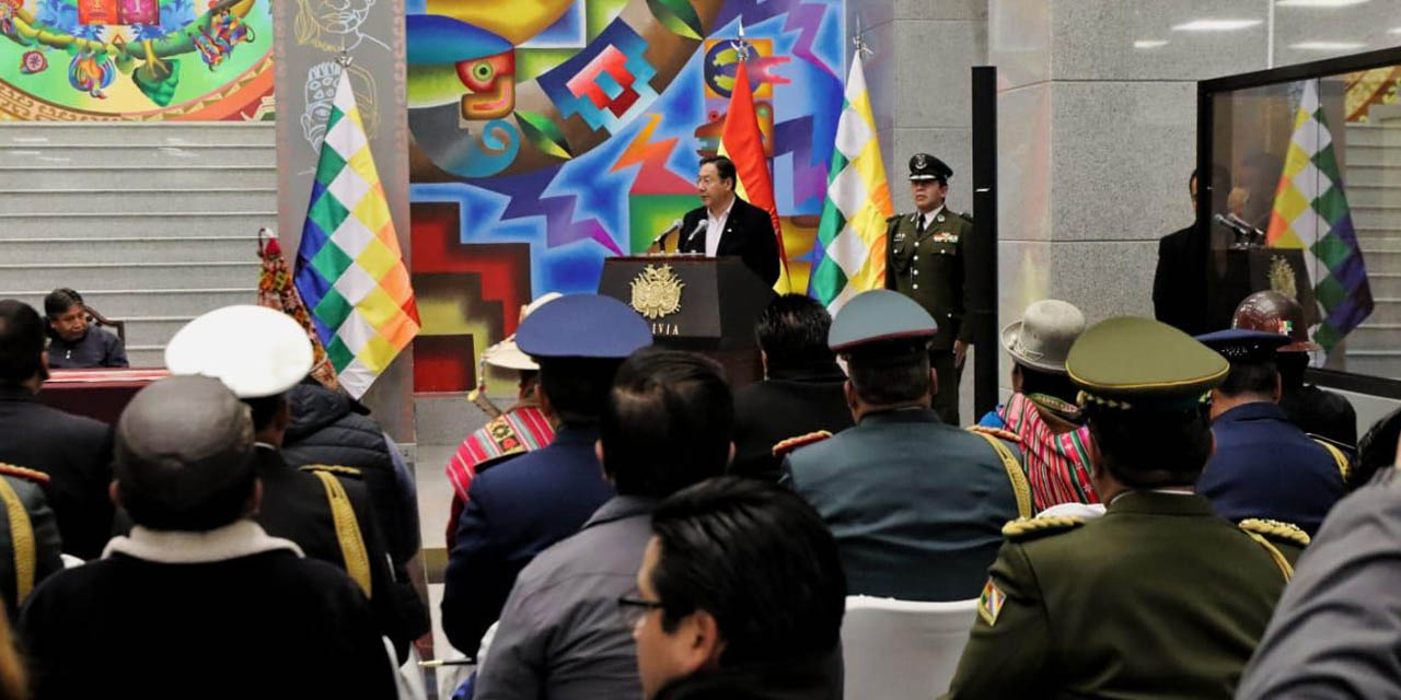 El Presidente en un acto público con su gabinete y organizaciones. | Foto: Archivo Presidencia