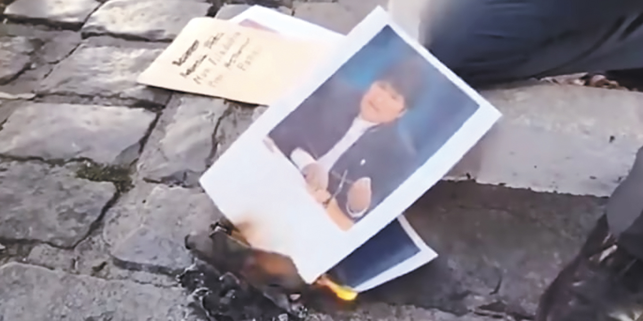 Alteños queman la foto de Evo Morales.