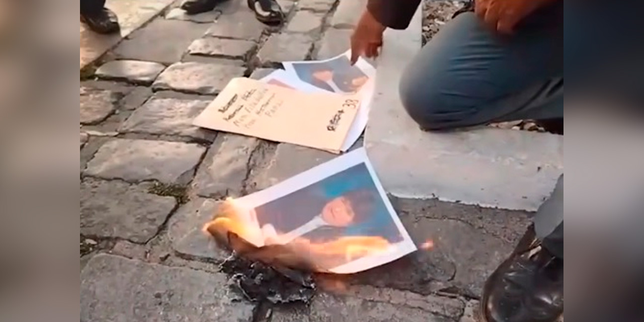 Vecinos de El Alto queman la fotografía del expresidente Evo Morales.