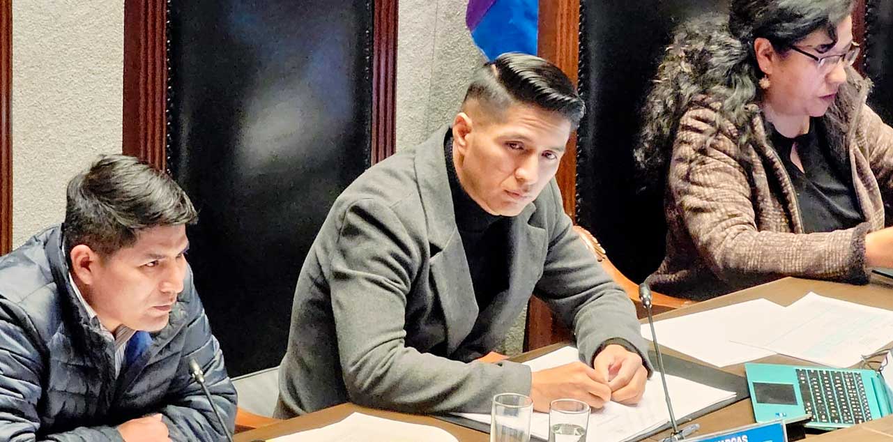 El presidente de la Cámara de Senadores, Andrónico Rodríguez (centro), durante la sesión del 14 de agosto. Foto: Facebook Miguel Rejas