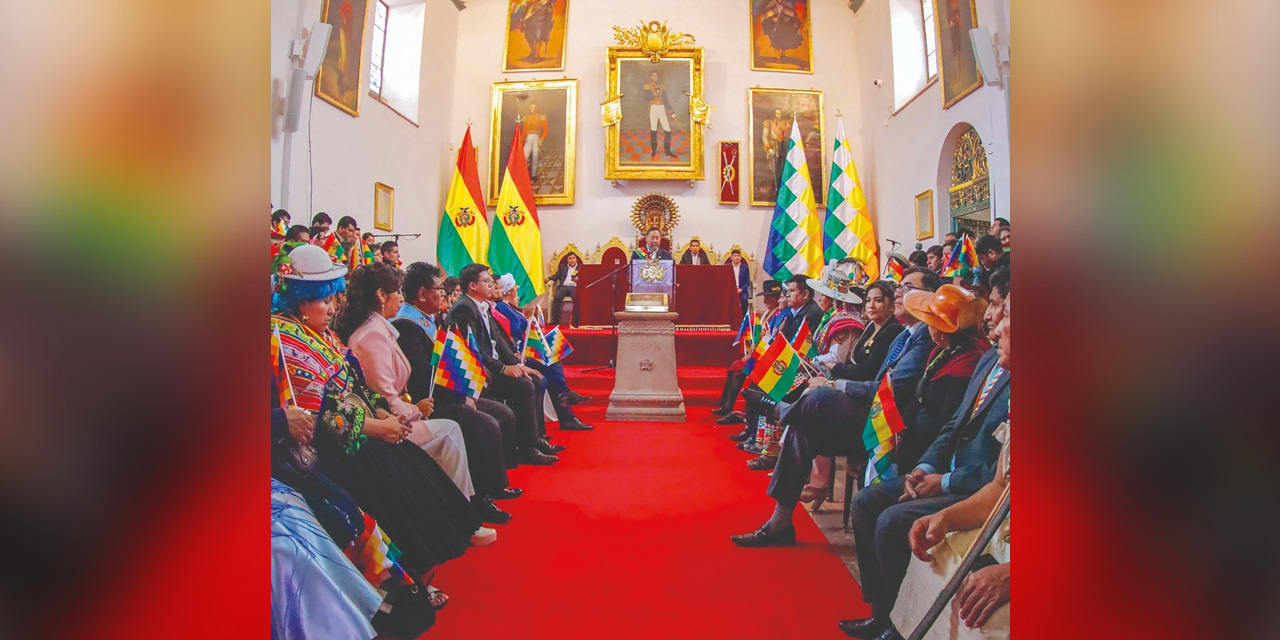 El presidente el 6 de agosto en la Casa de la Libertad en Sucre donde anunció la propuesta del referendo. Foto Comunicación Presidencial