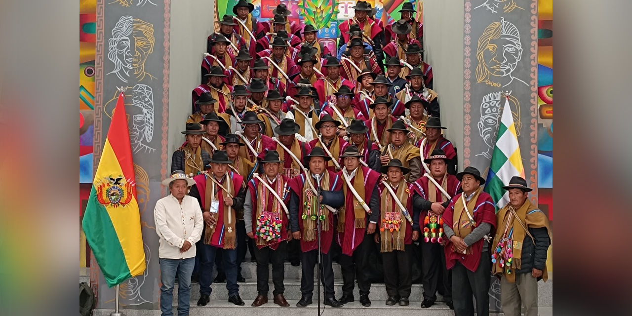 Los dirigentes de la Federación Departamental Única de Trabajadores Campesinos “Túpac Katari” de La Paz en conferencia de prensa.