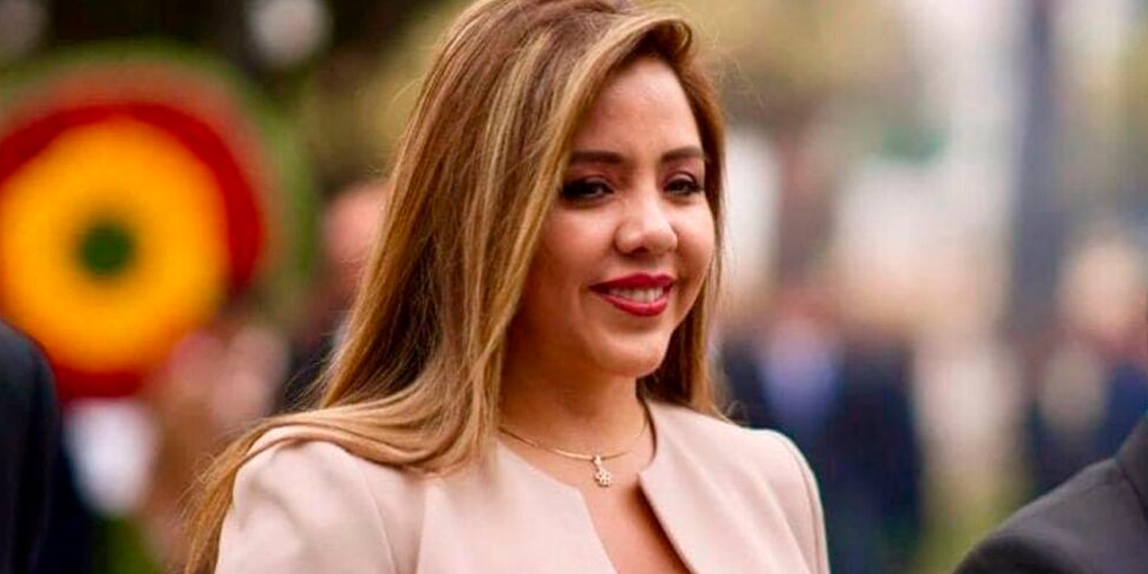 La viceministra de Comunicación, Gabriela Alcón, durante los actos protocolares por los 199 años de independencia de Bolivia. Foto: Facebook