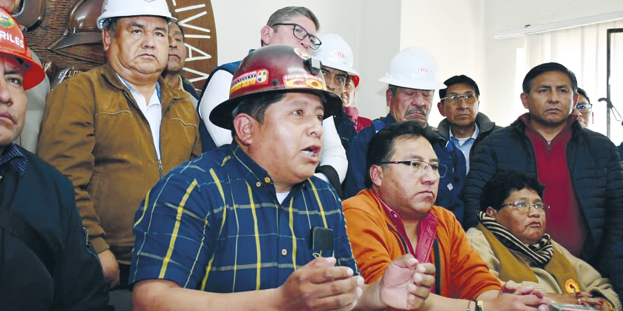 La dirigencia de la COB en conferencia de prensa en La Paz.
