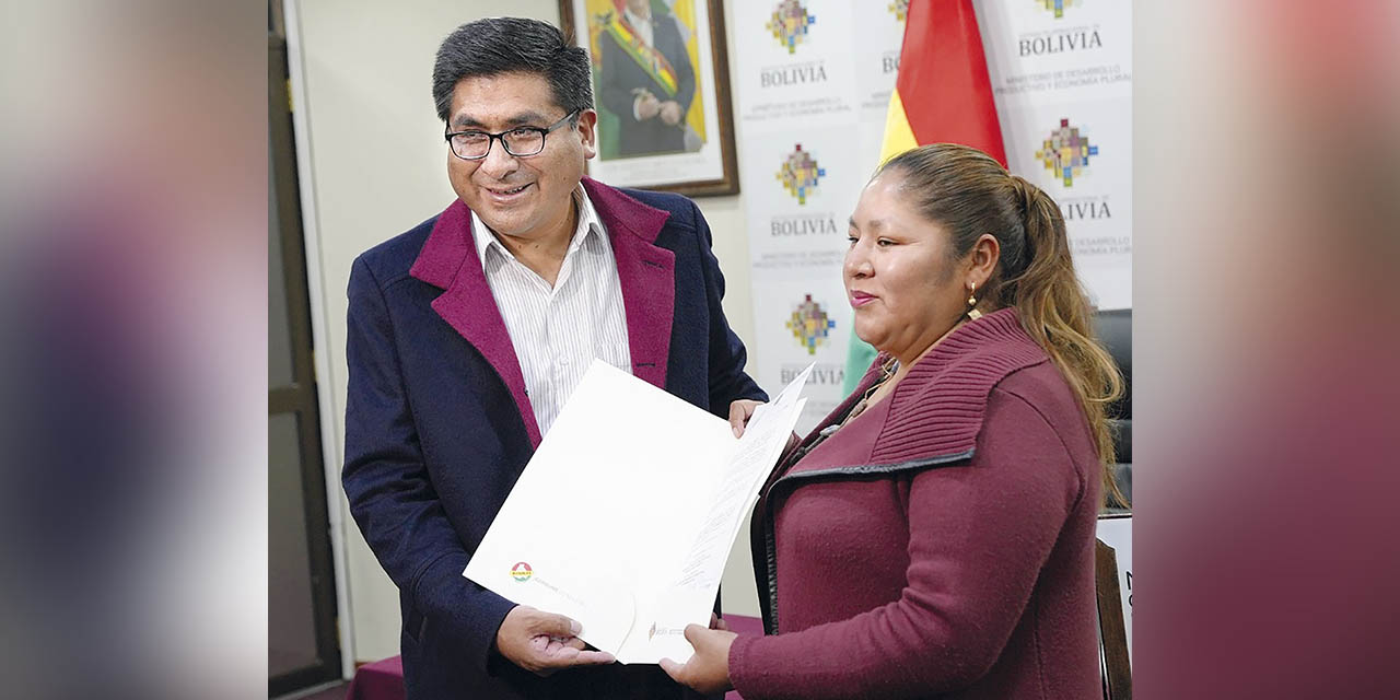 El ministro Néstor Huanca y la nueva viceministra Ana Delina Flores. | Foto: MDPyEP