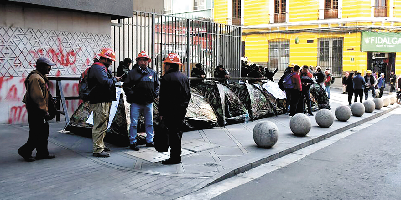 Trabajadores en vigilia en la Asamblea Legislativa antes de la aprobación de la Ley 035.