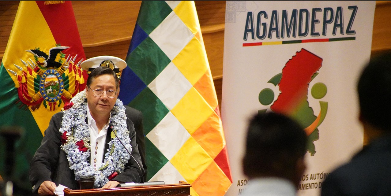 El presidente Luis Arce en el octavo aniversario de la Asociación de Gobiernos Autónomos Municipales del Departamento de La Paz. Foto Jorge Mamani