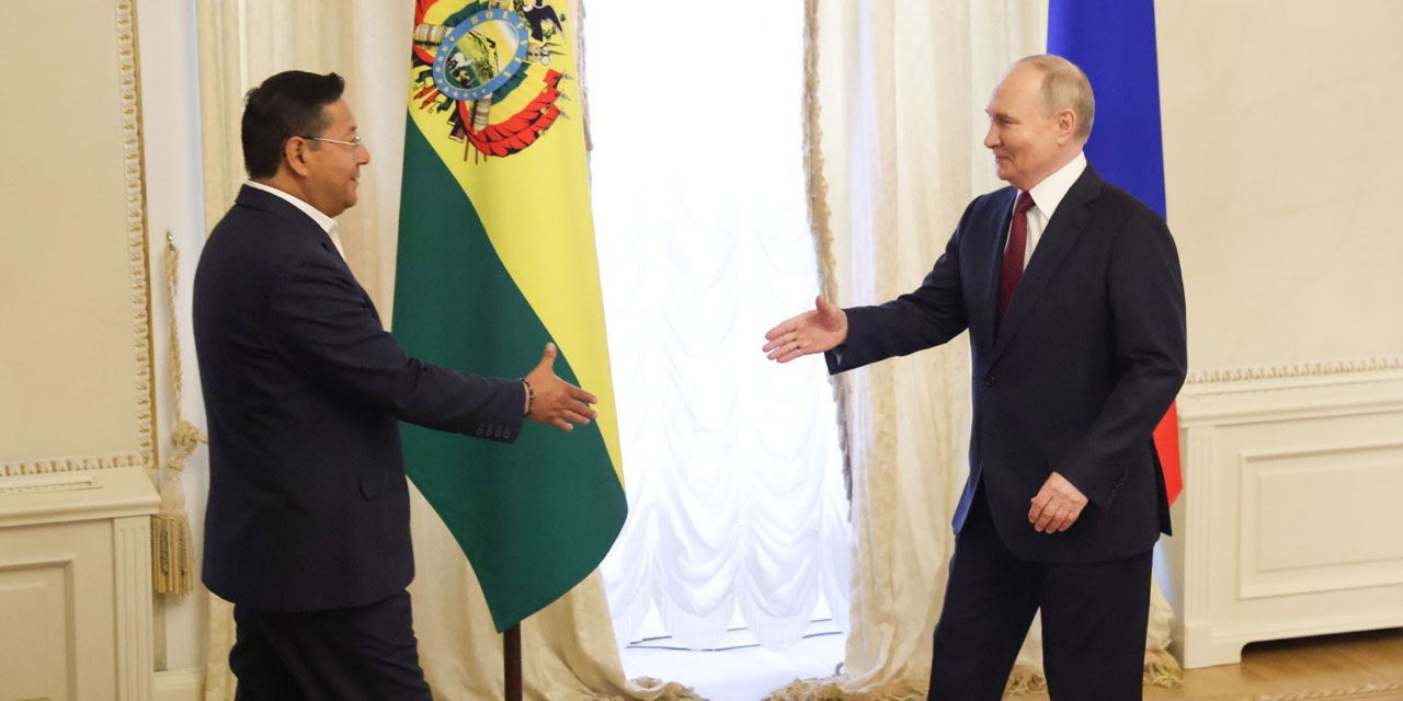El presidente de Bolivia, Luis Arce, y su homólogo de Rusia, Vladimir Putin, en el palacio Konstantinovskly, en San Petersburgo, el 6 de junio de2024. Foto: Archivo