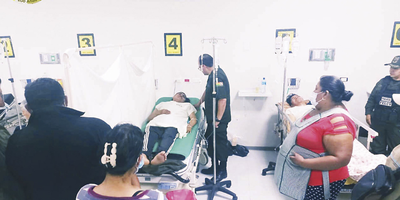 El comandante de la Policía en Santa Cruz, Rolando Rojas, visitó ayer a los efectivos policiales heridos en los enfrentamientos en Mairana. | Foto: Comando Policial Santa Cruz