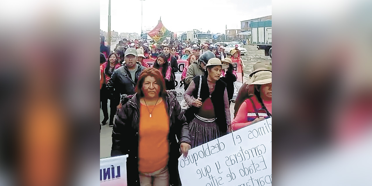 Sectores en Oruro marcharon en contra del bloqueo evista. | Foto: EBC