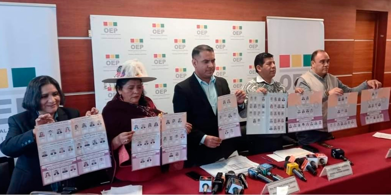 Los vocales muestran las boletas de sufragio para las elecciones judiciales. Foto: TSE