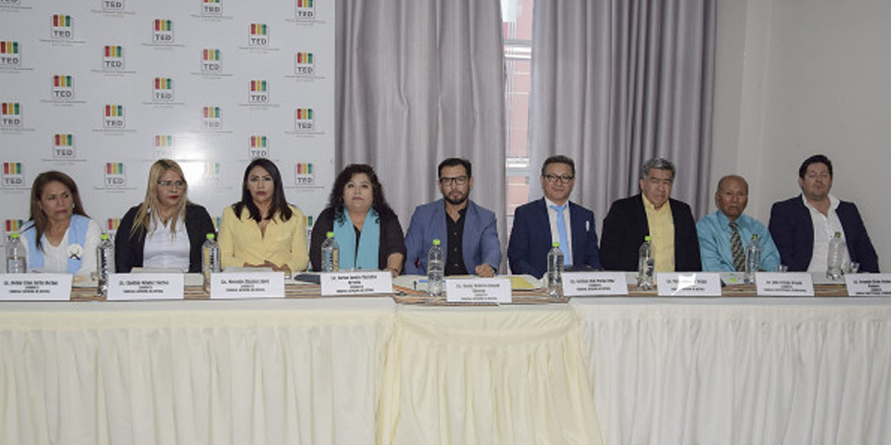 Los vocales del TED de Cochabamba y los candidatos judiciales. Foto: Fuente Directa