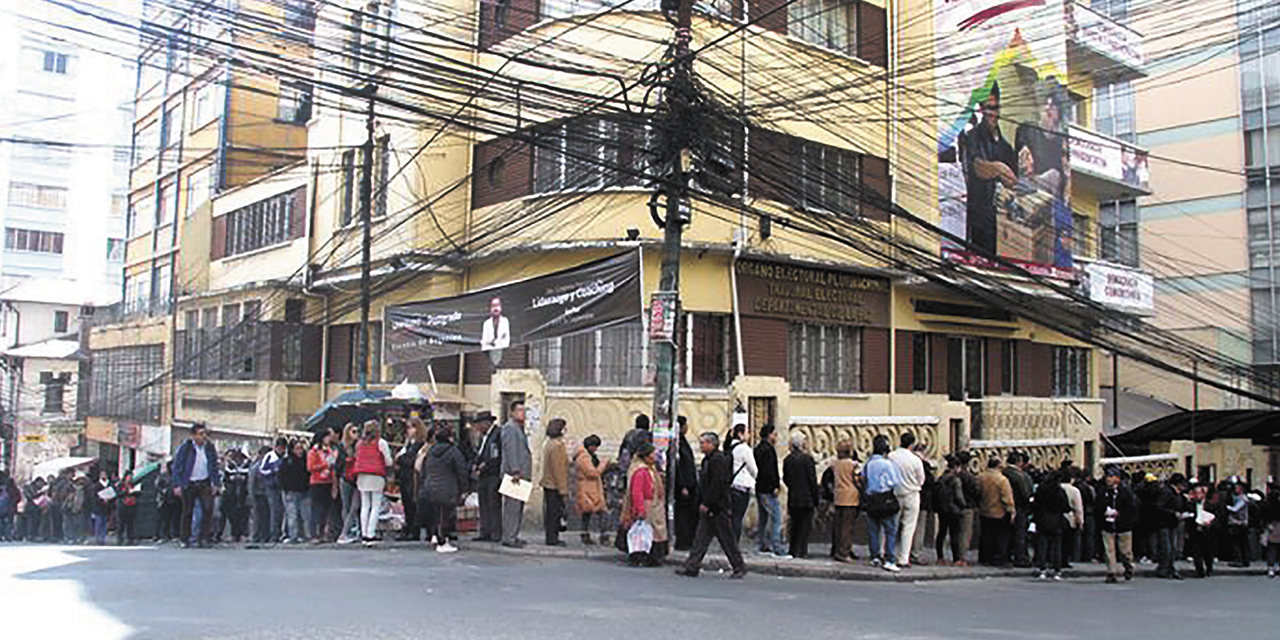 Decenas de personas hacen fila para excusarse en el TED de La Paz.
