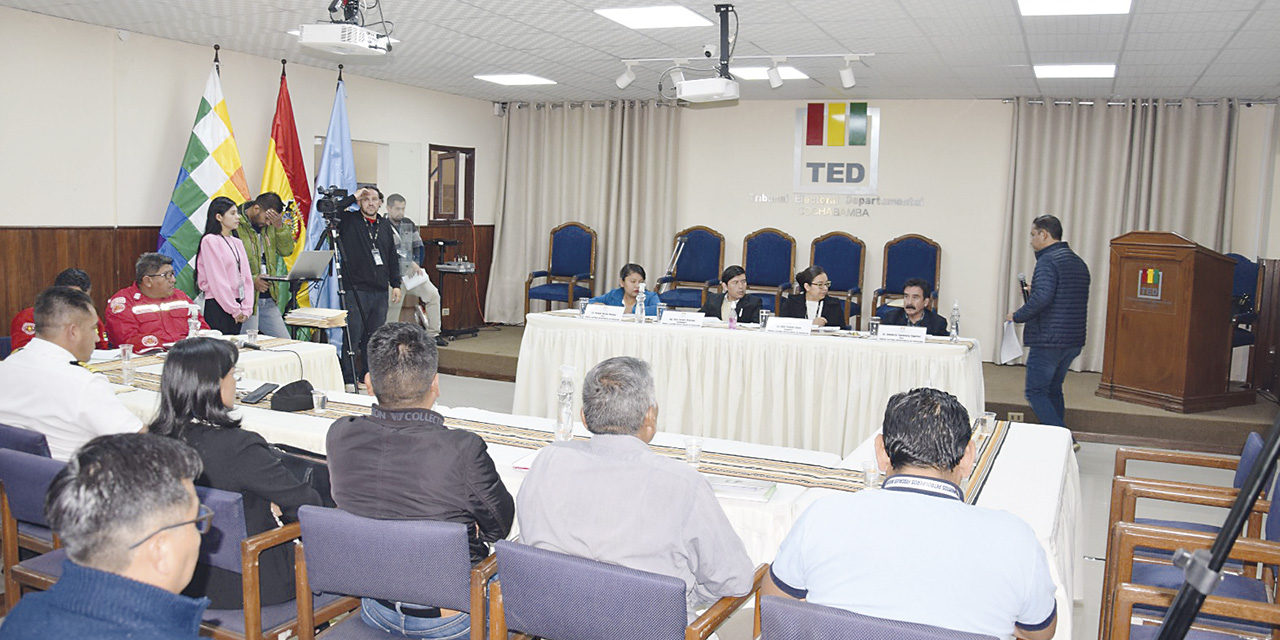 La reunión del TED de Cochabamba con militares y policías. | Foto: TSE