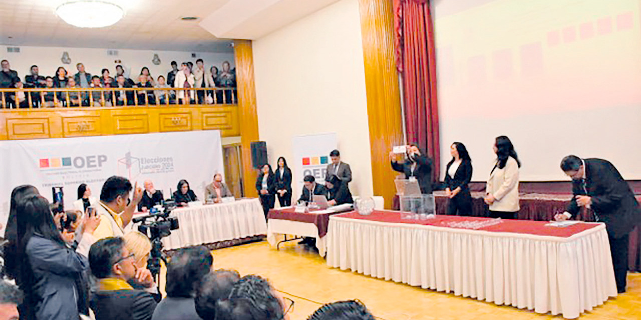 Sorteo de la ubicación de los candidatos en las papeletas de votación. Foto: TSE