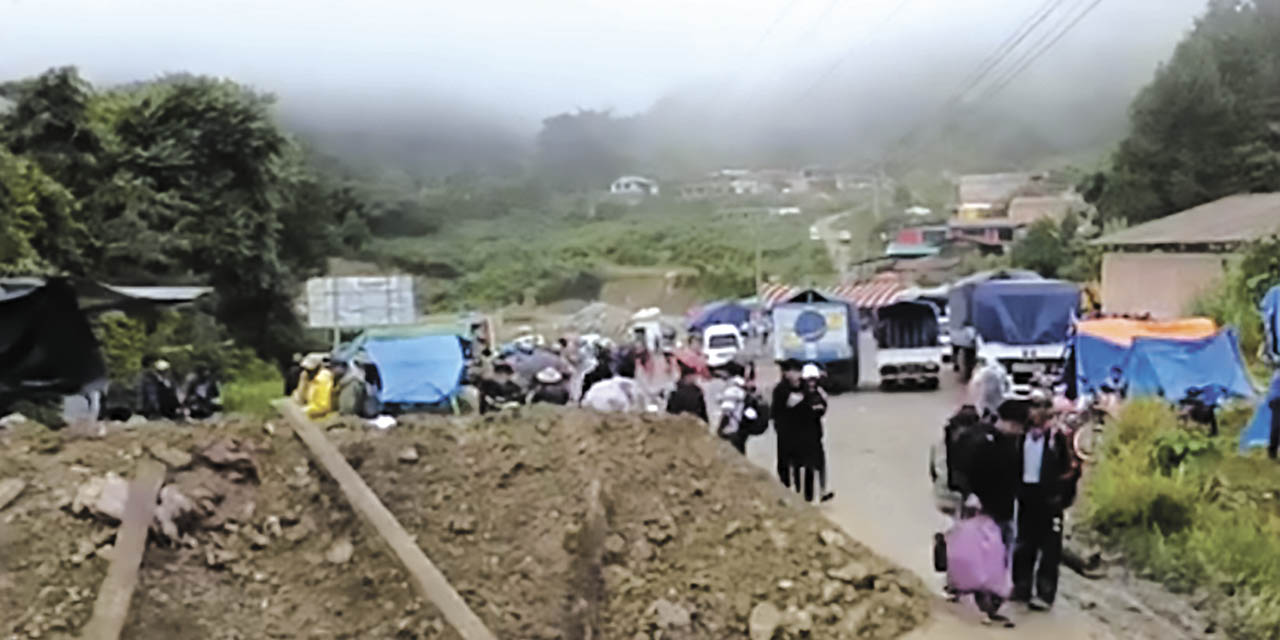 El bloqueo evista de una vía en Cochabamba. | Foto: RRSS