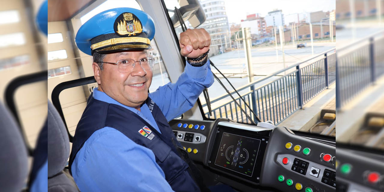 El presidente Luis Arce conduce la línea roja del Tren Metropolitano. | Foto: Presidencia