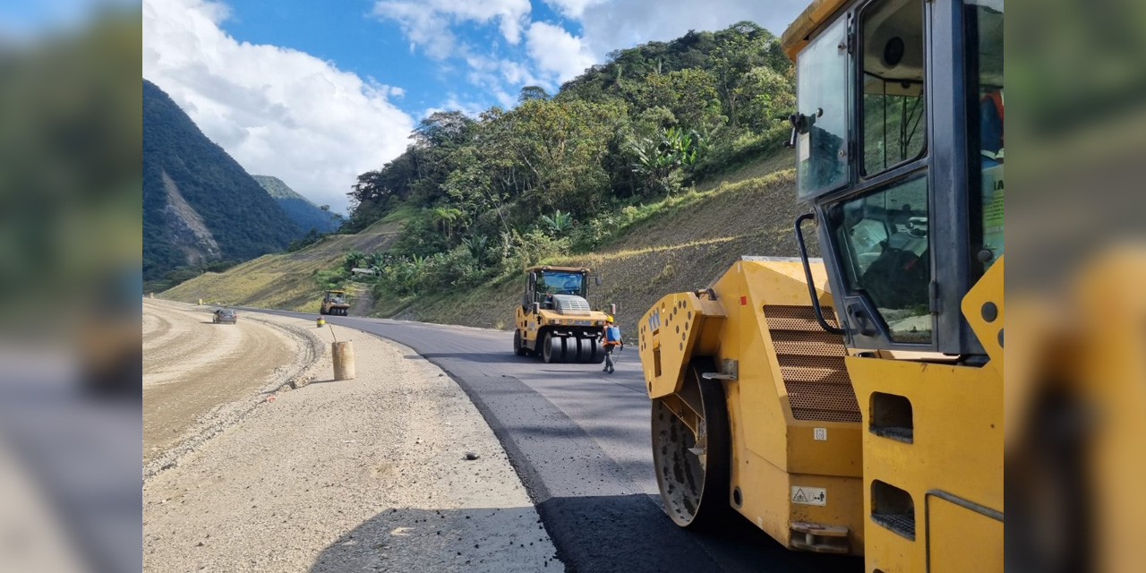 Construcción de carreteras en el Trópico de Cochabamba. (Foto: ABC)