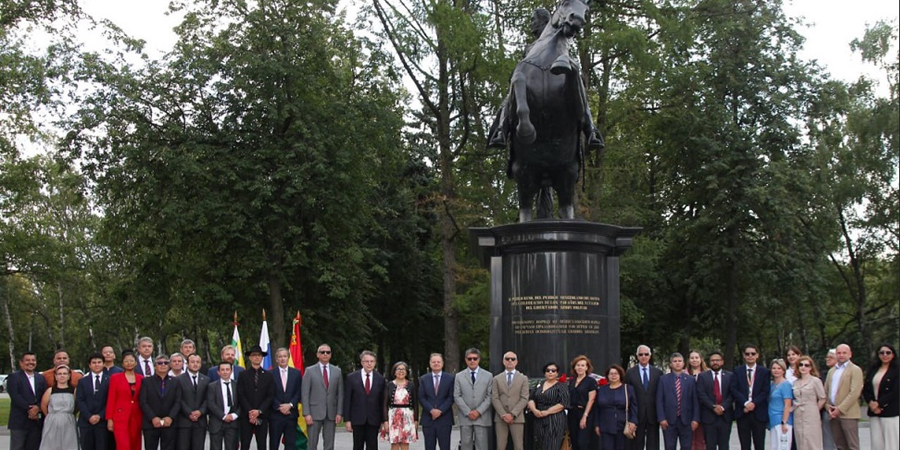 La embajadora María Luisa Ramos junto a estudiantes bolivianos al pie del monumento a Simón Bolívar. Prensa Latina